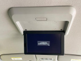 【フリップダウンモニター】大画面モニターで後席でもエンタメをお楽しみいただけます。小さなお子様にも大人気の装備です♪