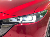 【LEDヘッドライト】悪天候や夜間走行時も良好な視界を確保し安心して運転できる高輝度LEDヘッドライトを装備!点灯速度が早く、消費電力も抑えられています。