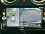 アラウンドビューモニター搭載。上から見下ろしたように液晶に映るのでスムーズな駐車をサポートします。