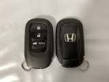 スマートキーを装備しています。鍵を差し込むことなくドアロックの開け閉めと、スタートボタン操作でのエンジンスタートができます。ボタン操作でトランクが開けられる電動テールゲートのボタンもついています。