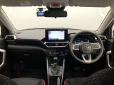 シンプルながら機能性あふれる運転席廻りです。視界性もよく、運転しやすいですよ。