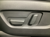 こちらのグレードには助手席にも運転席同様にパワーシートを装備しております!座面位置を上げれば視界も広がり開放感アップ!