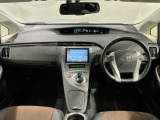 使いやすいレイアウトのダッシュボード周辺です。オートエアコンや小物入れなど嬉しい装備が満載です。