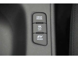 EVモードは電気モーターのみを使って走行するモードです。深夜の住宅街、屋内駐車場でエンジン騒音や排気ガスを気にすることなく走行できます。