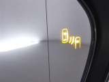 ブラインドスポットモニター装備。隣車線を走る車両を検知。ドアミラーでは確認しにくい後、側方エリアに存在する車両や急接近してくる車両も検知しドアミラーに搭載されたLEDインジケーターが点灯します。