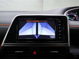 パノラミックビューモニター付きです。車両を上から見たような映像をディスプレイオーディオ画面に表示。運転席からの目視だけでは見にくい、車両周辺の状況をリアルタイムでしっかり確認できます。