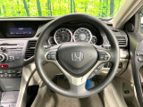 インテリアに合わせたデザインのステアリングは、運転される方のことも考え、運転しやすい形状、大きさです。是非一度、実際に触ってお確かめください。