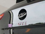 バックカメラ始動時にはVWのエンブレムが動いてカメラがボディの中心位置で映し出します。