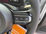 【クルーズコントロール】アクセル操作なしで一定速度を保つ機能。先行車との距離を自動調整する追従型が主流で、高速走行時の疲労を劇的に軽減します。長距離移動が多いお客様への商談では必須の快適装備です。