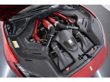 3.9L V8ツインターボエンジンを搭載。フェラーリのパワフルな加速と官能的なサウンドを楽しめる、グランツーリスモらしい上質な走りを実現するパワートレインでございます。