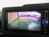 車両後方の映像を映すバックモニター。進路を確認しながら安全に車庫入れできます。