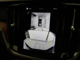 【360&deg;ビューカメラ】4台の高解像度カメラで360度の鳥瞰図を表示。隣の車や壁、死角にある障害物などを画面で確認できるため、狭いスペースでの駐車・出入りも安心です。