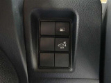 コーナーセンサーを車の前後に装備。障害物までの距離に応じて警告音を変えてお知らせ。縦列駐車時や駐車場・車庫などでの取り回しをサポートします。詳細は販売店スタッフまでおたずねください。