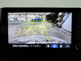 バックカメラの画像です。ガイドラインがスムースな車庫入れをサポートいたします。車庫入れの安心感がアップしますね。