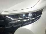 【LEDヘッドライト】悪天候や夜間走行時も良好な視界を確保し安心して運転できる高輝度LEDヘッドライトを装備!点灯速度が早く、消費電力も抑えられています。