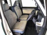 運転席の座面高さを調整できるシートリフターが付いています。フロントシートはベンチシートを採用で、座面も広く使い勝手もいいですよ♪