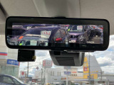 ◆インテリジェントルームミラー◆乗員・ヘッドレスト・積載物などでさえぎられがちなルームミラーの後方視界をクリアに保ちます!車内の状況に関わらず、車両後方にあるカメラの映像をルームミラーに映し出します!