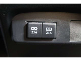 給電用USBポートが2口装備されています。iPhoneやスマートフォンの充電など、車内にあると便利なアイテムのひとつですね!電源が複数あるとコードを差替える面倒もなく楽ですよ。