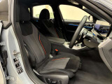 【コックピットシート】BMW車の主役席。車体中央にくる様に配置し車両重心とが一致する事でドライバーと車との一体感あるドライビングを実現。人間工学に基づき形成した形状が長時間のドライブ疲労も軽減します!