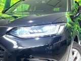 【LEDヘッドライト】悪天候や夜間走行時も良好な視界を確保し安心して運転できる高輝度LEDヘッドライトを装備!点灯速度が早く、消費電力も抑えられています。