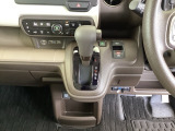 足元スッキリ、インパネシフトです。パーキングブレーキは電子制御パーキングブレーキタイプなので、運転席と助手席の間がスッキリしています。