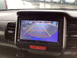 【バックカメラ】運転が苦手な方も車庫入れラクラク。ギアをリバースに入れれば自動的に切り換わりますので、面倒な操作は不要です。狭い駐車場も大切なお車を傷つけず安心です。