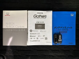 スマートキーは鍵をバッグに入れたままでもドアロックの開閉やエンジンのON・OFFができます。夜間や雨の日も鍵を探さなくて良いので便利です。