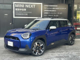 MINI ACEMAN SEブレイジングブルー/ホワイトルーフ 5ドアよりも1周り大きく使いやすさと、維持費を抑えられるBEV!充電容量も54.2kWhと長距離運転可能です。進化したゴーカートフィーリングを是非お楽しみください