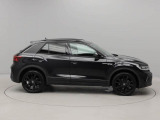 メーカーオプションのDCCパッケージ装着車です。アダプティブシャシーコントロール(DCC)により、走行シーンに応じた快適性と安定性を実現。さらに、ブラック仕上げの19インチ純正アルミホイールを装備しています。