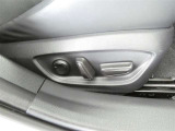 運転席電動シートは、シートポジションを細かく調整できるので長時間の運転もリラックスできますね。
