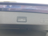 電動バックドアを装備。両手がふさがっていても、バンパー下に足を入れるだけでオープンできます