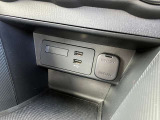 USB-Cとシガーソケットがあります