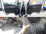 内装カラーはブラック!!ご納車後に無いと困る『フロアマット』もしっかり装備(運転席のみゴムマットも有)!!内装で気になる箇所は運転席シートカバー背面破れ!!現車確認出来ない方は要チェックです!!!