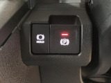 オートモード(EPBシフト連動機能ON)にした場合は、シフトを[P]レンジにすると自動でパーキングブレーキが作動するので安心です。また、アクセルを踏むと自動的に解除されるため、スムーズに発進できます。