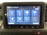 HondaCONNECT対応の便利なナビディスプレー。お持ちのスマートフォンと連携して、ナビやBluetoothでの音楽再生が可能です。デザインはもちろん、操作性も良好です。