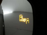 隣車線を走る車両をレーダーで検知し、ドアミラーでは確認しにくい後側方エリアに存在する車両に加え、急接近してくる車両も検知します。車両を検知するとドアミラーに搭載されたLEDインジケーターが点灯します。