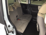 スライドドアだから、隣の車との距離が近い駐車場でも安心。チャイルドシートへの乗せ降ろしや、大きな荷物の積み込みもストレスなく行えます。