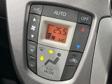 【オートエアコン】一度お好みの温度に設定すれば、車内の温度を検知し風量や温度を自動で調整。暑い&hellip;寒い&hellip;と何度もスイッチ操作をする必要はありません。快適な車内空間には必須の機能ですね♪