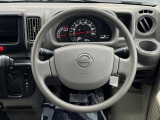 インテリアに合わせたデザインのステアリングは、運転される方のことも考え、運転しやすい形状、大きさです。是非一度、実際に触ってお確かめください。