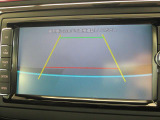 ギアをリバースに入れると車両後方の映像を映し出します。画面にはガイドラインが表示され、車庫入れや縦列駐車などの際に安全確認をサポートします。