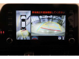 パノラミックビューモニター付きです。車両を上から見たような映像をディスプレイ画面上に表示。運転席からの目視だけでは見にくい、車両周辺の状況をリアルタイムでしっかり確認できます。