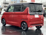 車線逸脱防止支援システム,車両が車線をはみ出す可能性がある場合に警報音と警告表示と共に車線内に戻すようにハンドル操作をサポートしてくれます。