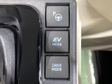 【駐車支援システム】駐車スペースを検知し、スムーズな駐車をアシスト。狭いスペースへの駐車など、駐車に自信の無い方におすすめの機能です♪