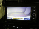 バックガイドモニター付き。車両後方の映像をナビ画面に表示し、駐車などの後退操作をサポートします。