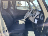 フロントシートはベンチシートです。インパネシフトで足元は広々。運転席と助手席はウォークスルーできます。
