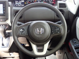ハンドル左側にはオーディオ操作が出来るオーディオリモートコントロールスイッチ、右側にはHonda SENSINGとオートクルーズコントロールのスイッチを装備!
