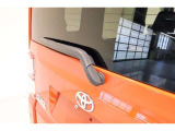 雨天時、後方の視界を見やすくするリヤワイパー。