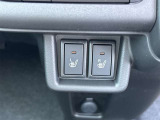 【シートヒーター】座席の内蔵ヒーターで身体を直接温める機能。エアコンより早く温まり、冬の車内でも即座に快適です。エンジンの温まりを待たずに済むため、寒い朝の始動直後に重宝される必須の快適装備です。