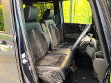 【ハーフレザーシート】高級感と座り心地を両立した人気のシート♪背面・座面のファブリック素材は、通気性の良さや滑りにくさに優れています。気温や服装に左右されず快適にお乗りいただけます。