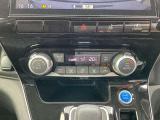 タッチパネルのオートエアコン搭載。設定温度さえ決めれば、風量や吹き出し口を自動で調整してくれるため、快適にドライブを楽しめます。